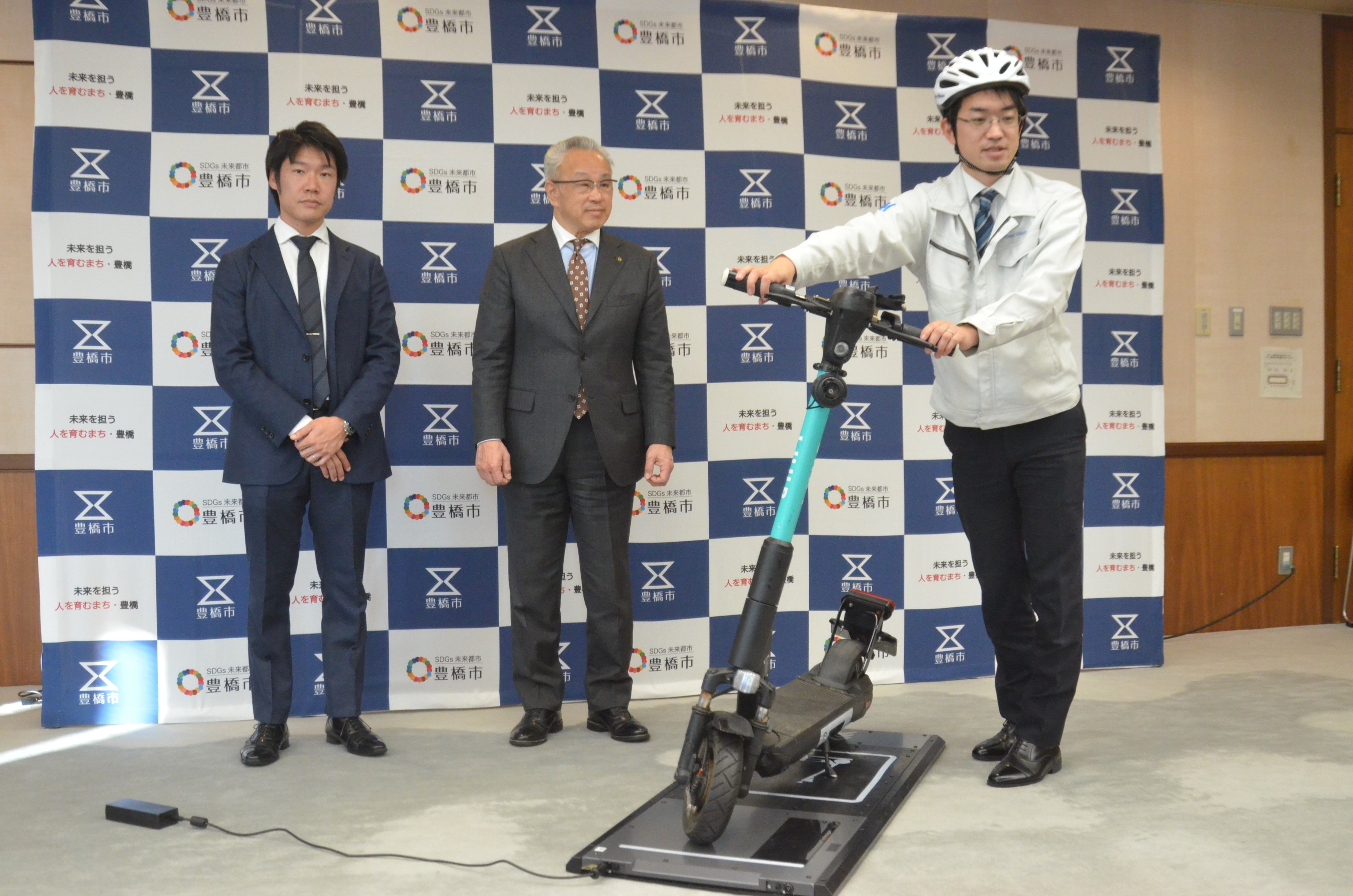 豊橋市の記者会見で情報提供を行なっている様子