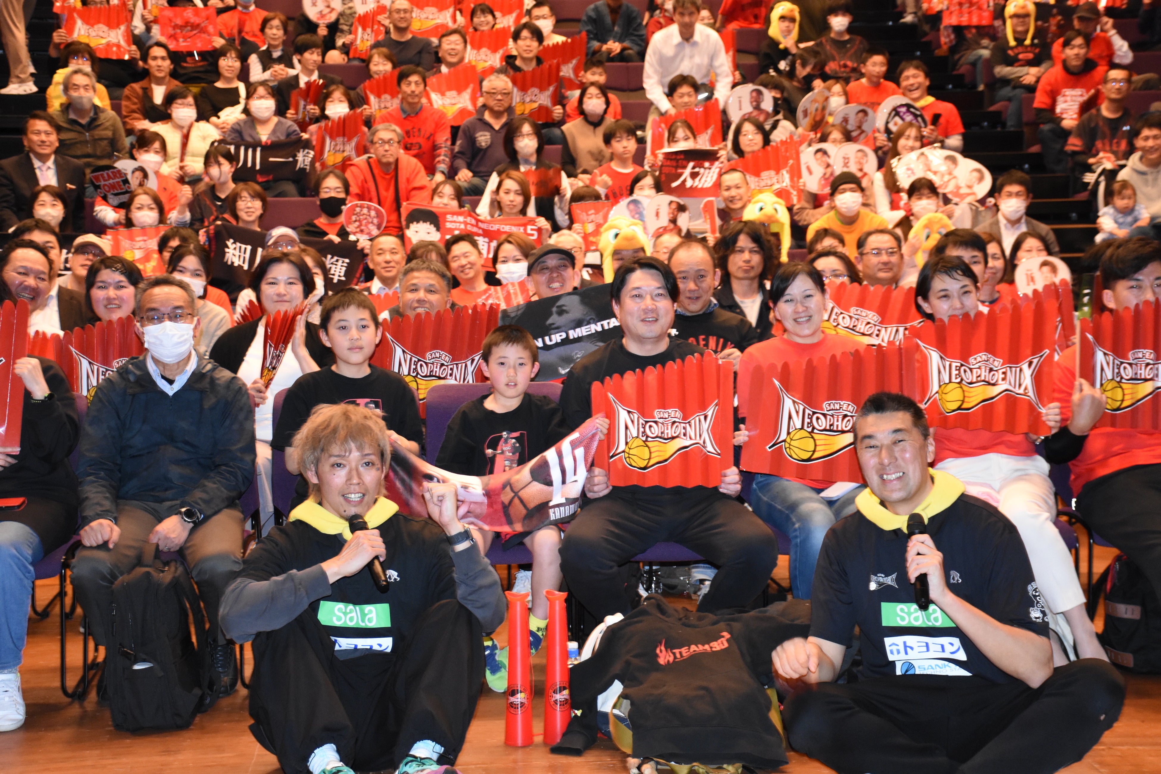 パブリックビューイングに駆けつけたブースターとSAN-EN アンバサダー鹿毛さんと岡田さん