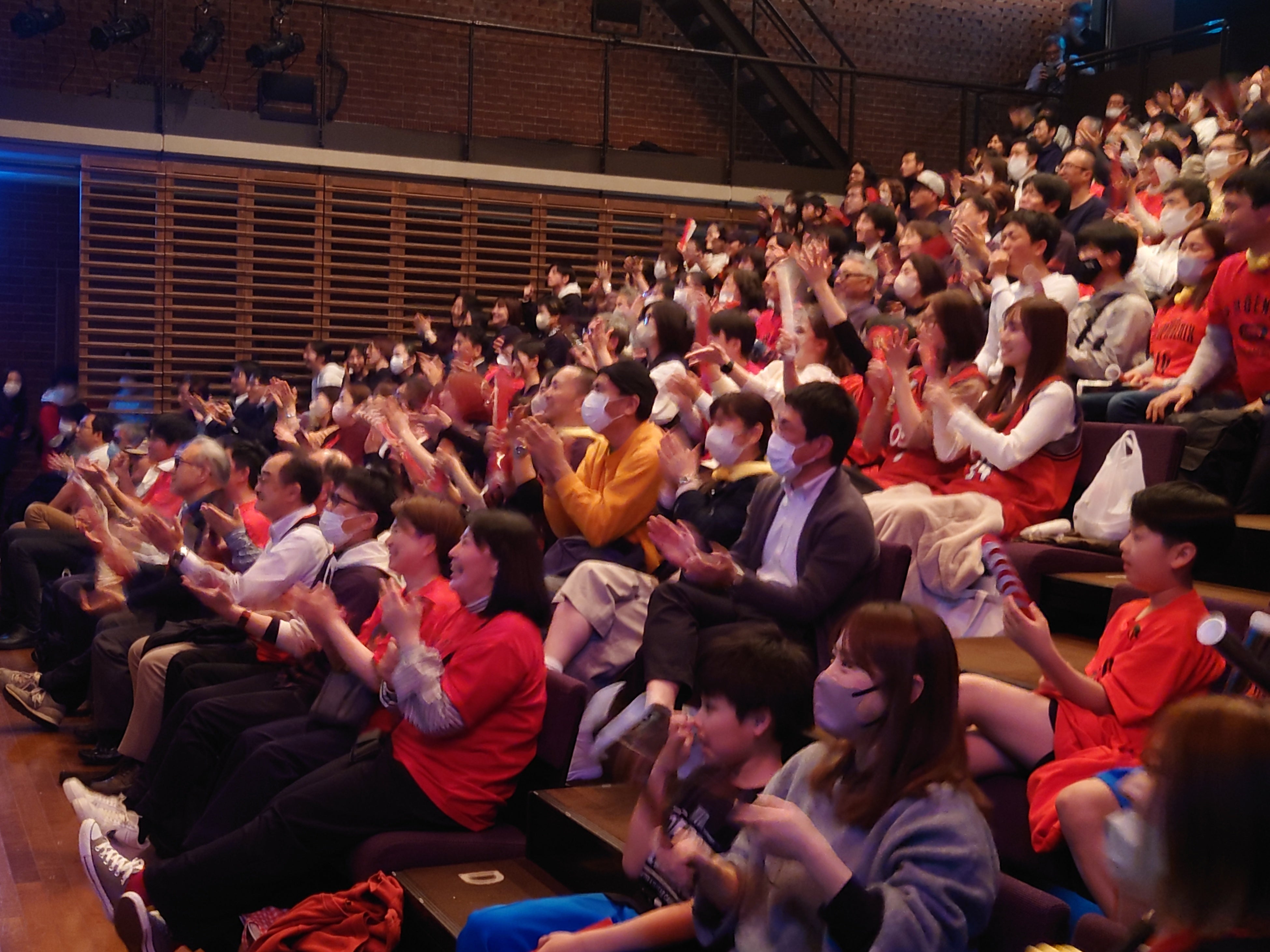優勝の瞬間歓声に包まれるホールの様子