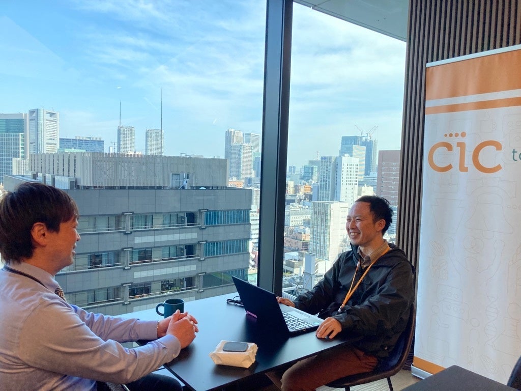 CIC&nbsp;Tokyoで勤務する豊橋市役所職員の桑原主査（右）