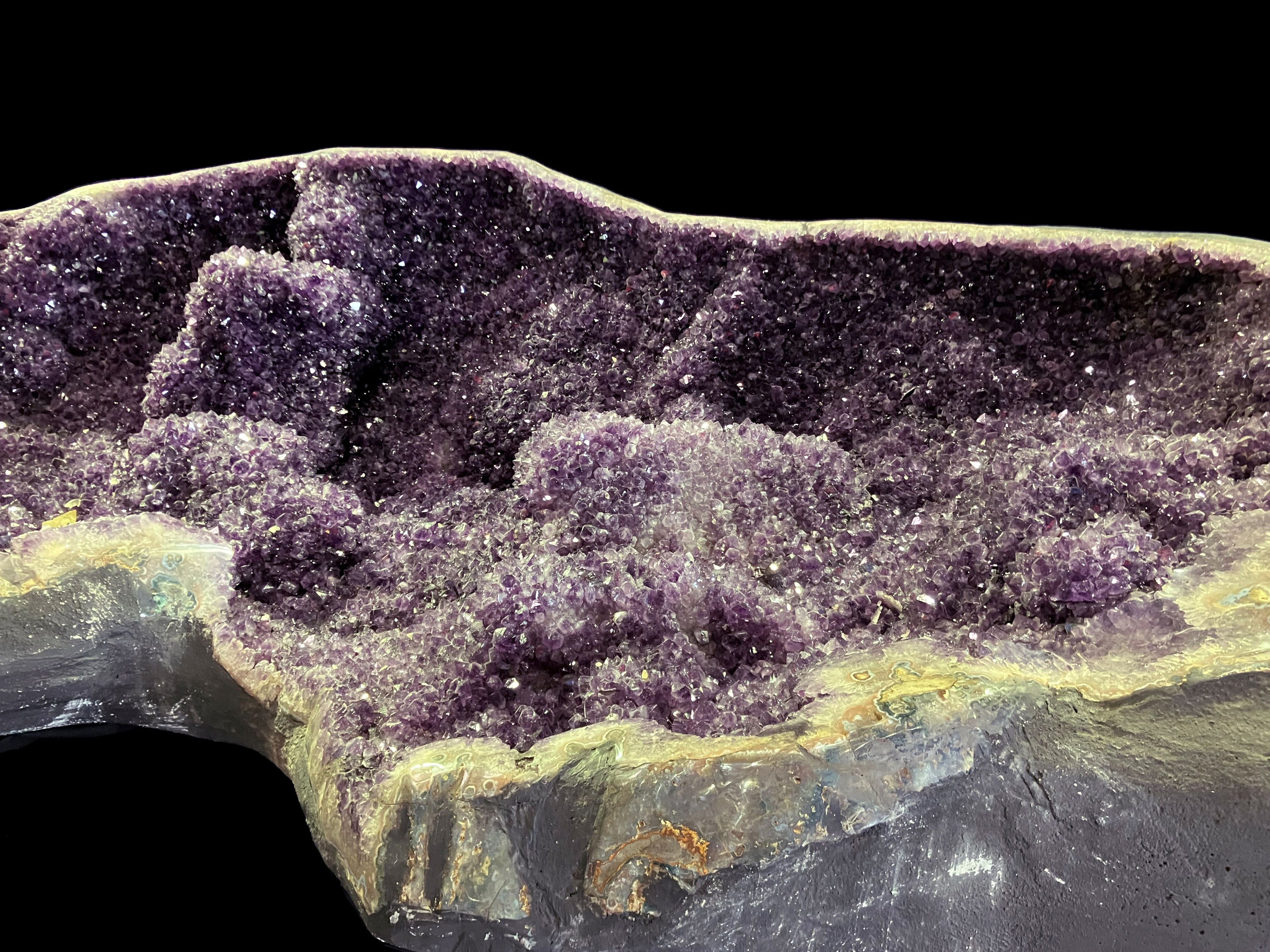 2.5tの巨大アメシストドーム