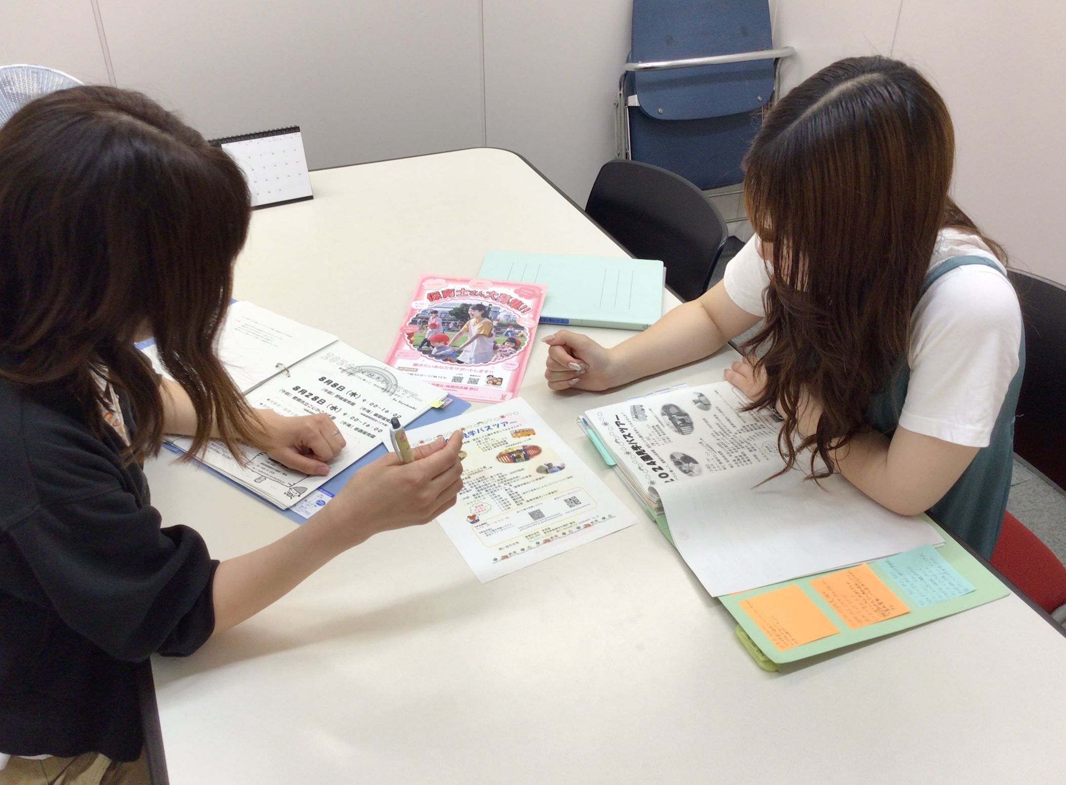 ツアーを企画した豊橋市保育課に勤務する熊谷さんと若手職員の加藤さん