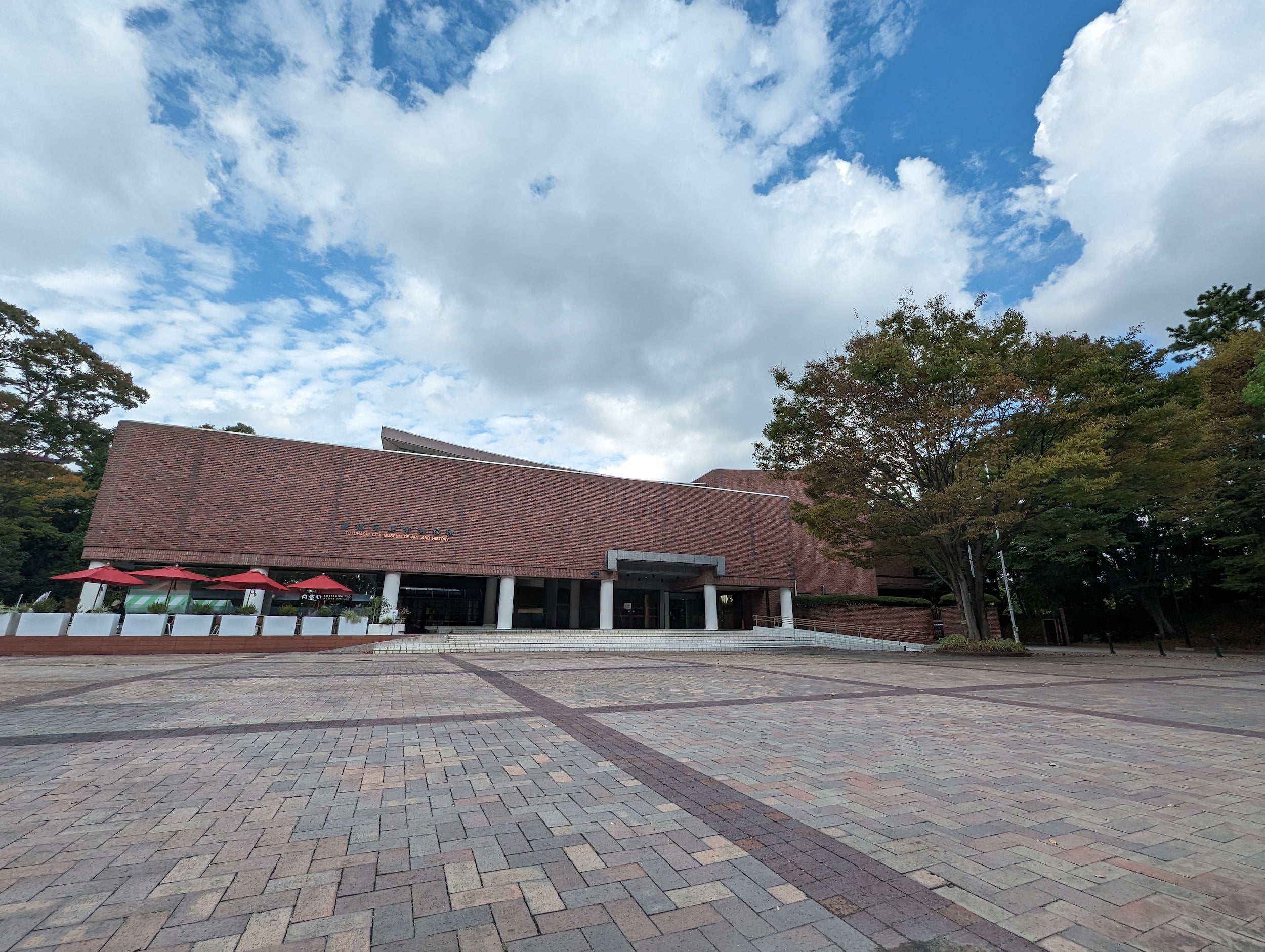 企画展の開催地であるびはくの愛称で親しまれるリニューアルオープンした豊橋市美術博物館