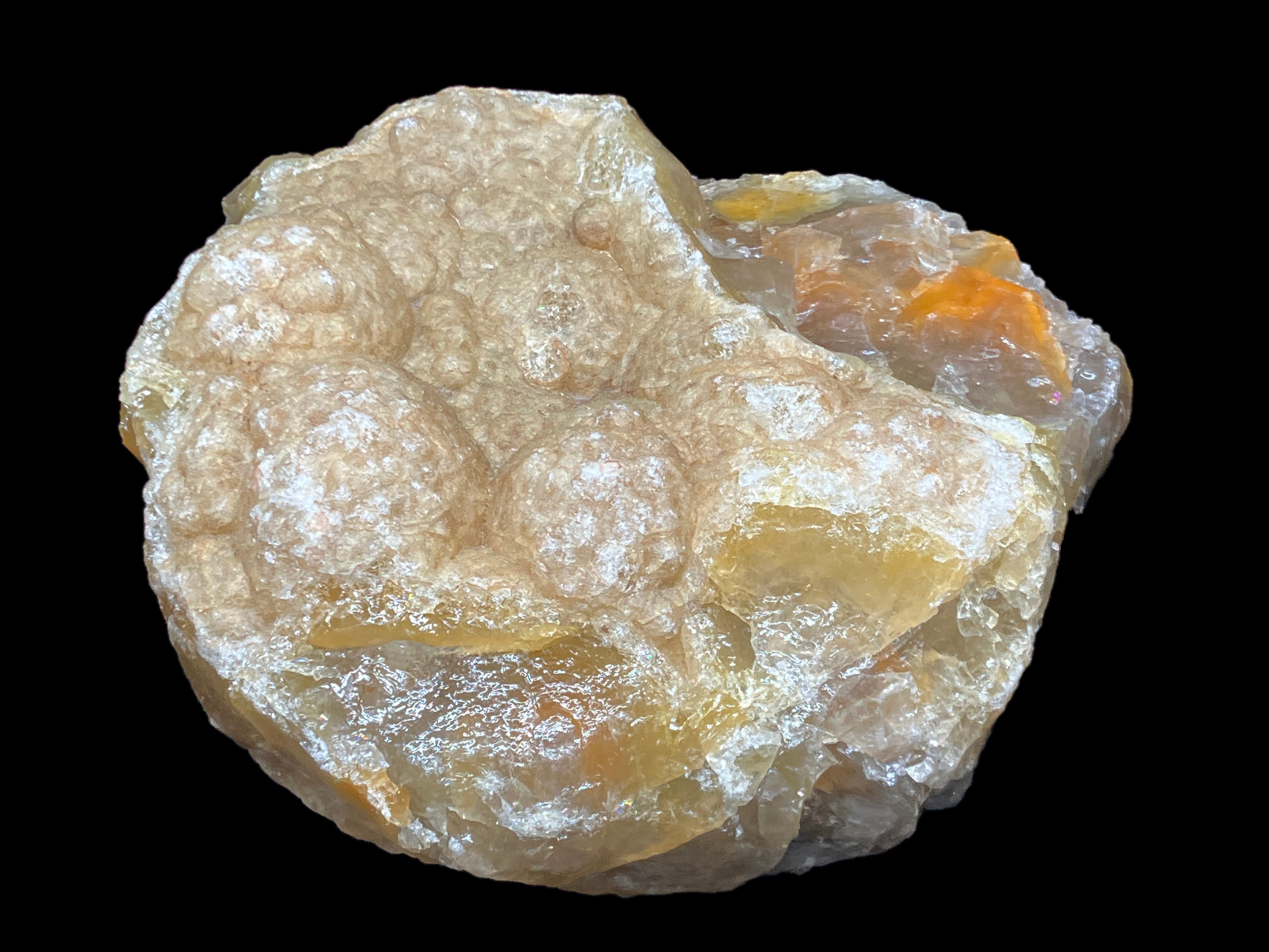 周囲を暗くして紫外線（ブラックライト）を当てると、⾊のある弱い光（蛍光）を放つ鉱物「北海道⽯」