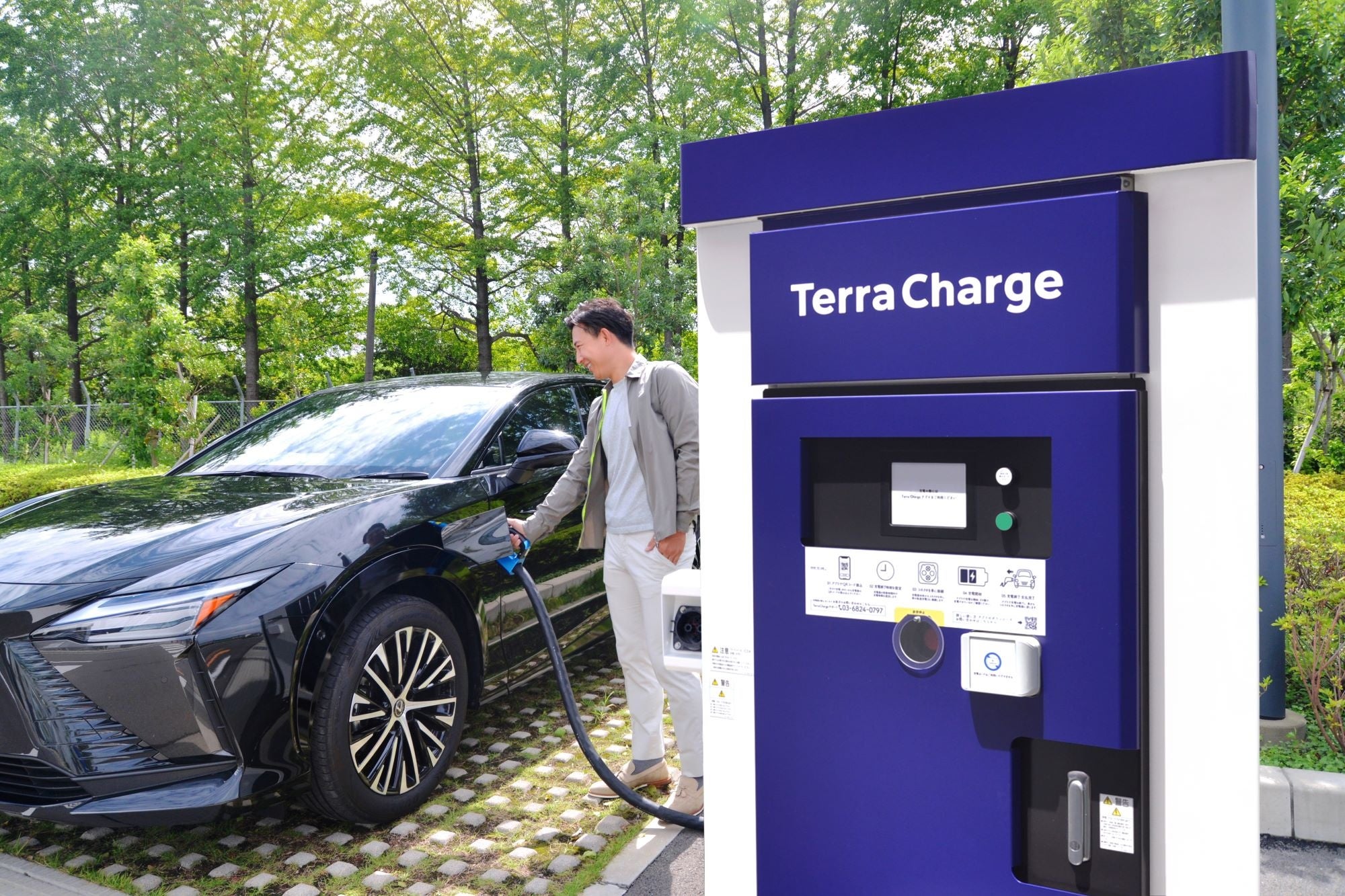 Terra Chargeの充電スポットで充電する様子
