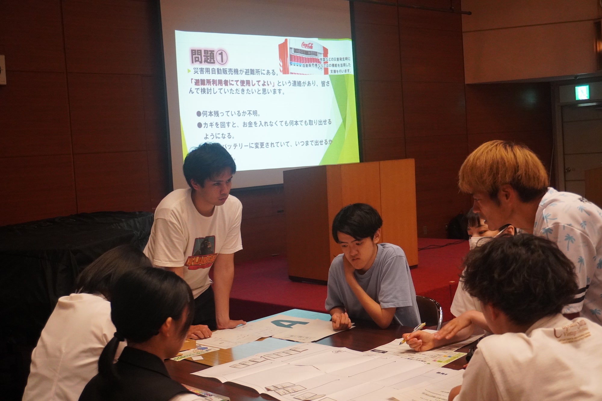 避難所運営ゲームの様子　誰を・避難所のエリアに避難させるか議論している様子