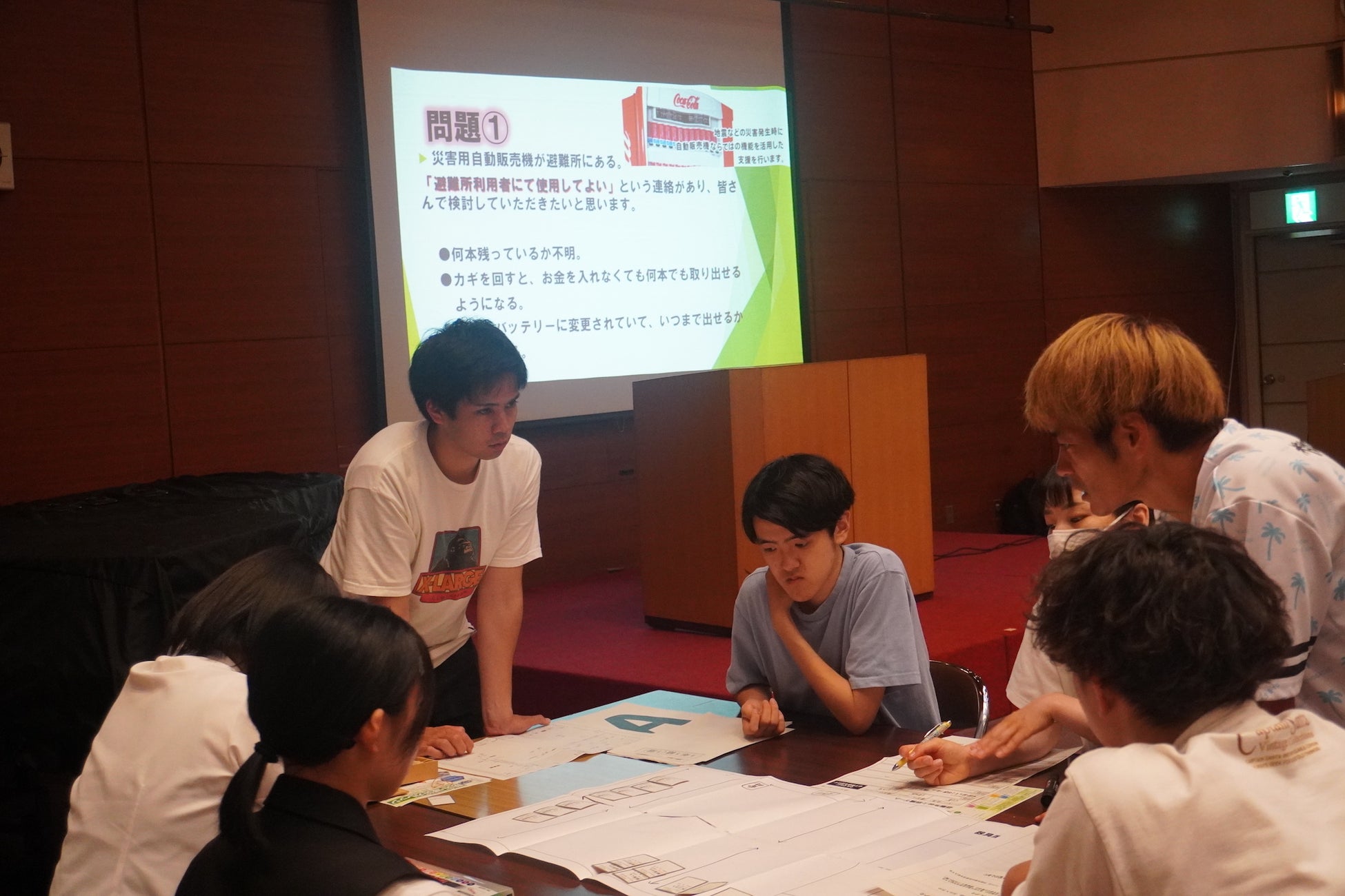 避難所運営ゲームの様子 誰を・避難所のエリアに避難させるか議論している様子
