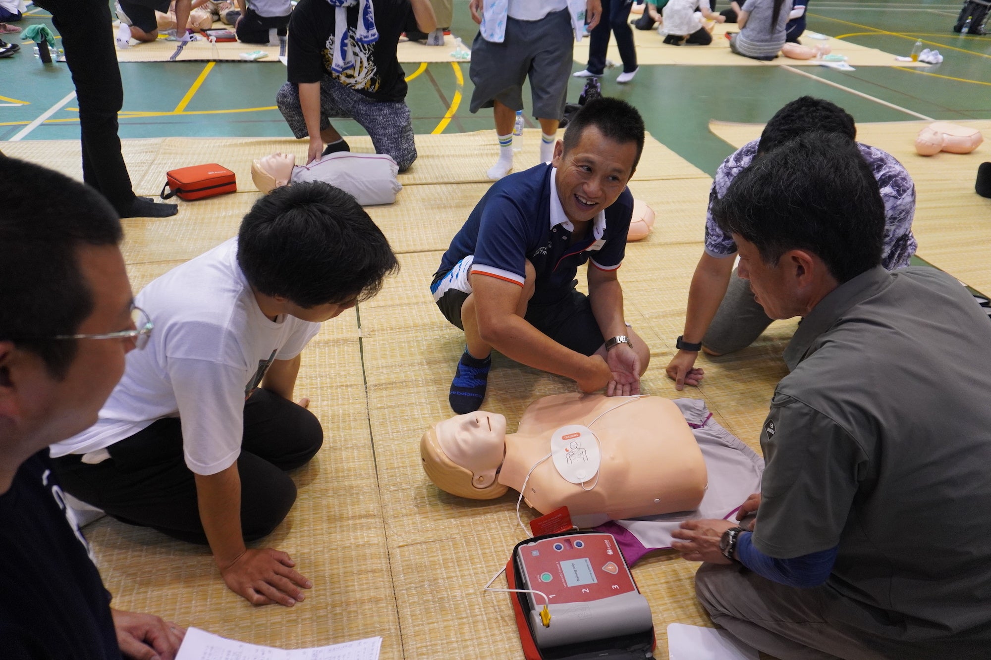 集中してレクチャーを受ける受講生