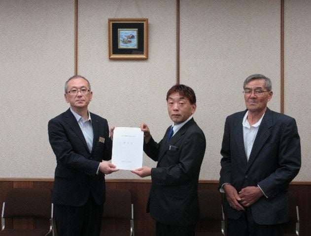 愛知県への要望の提出の様子