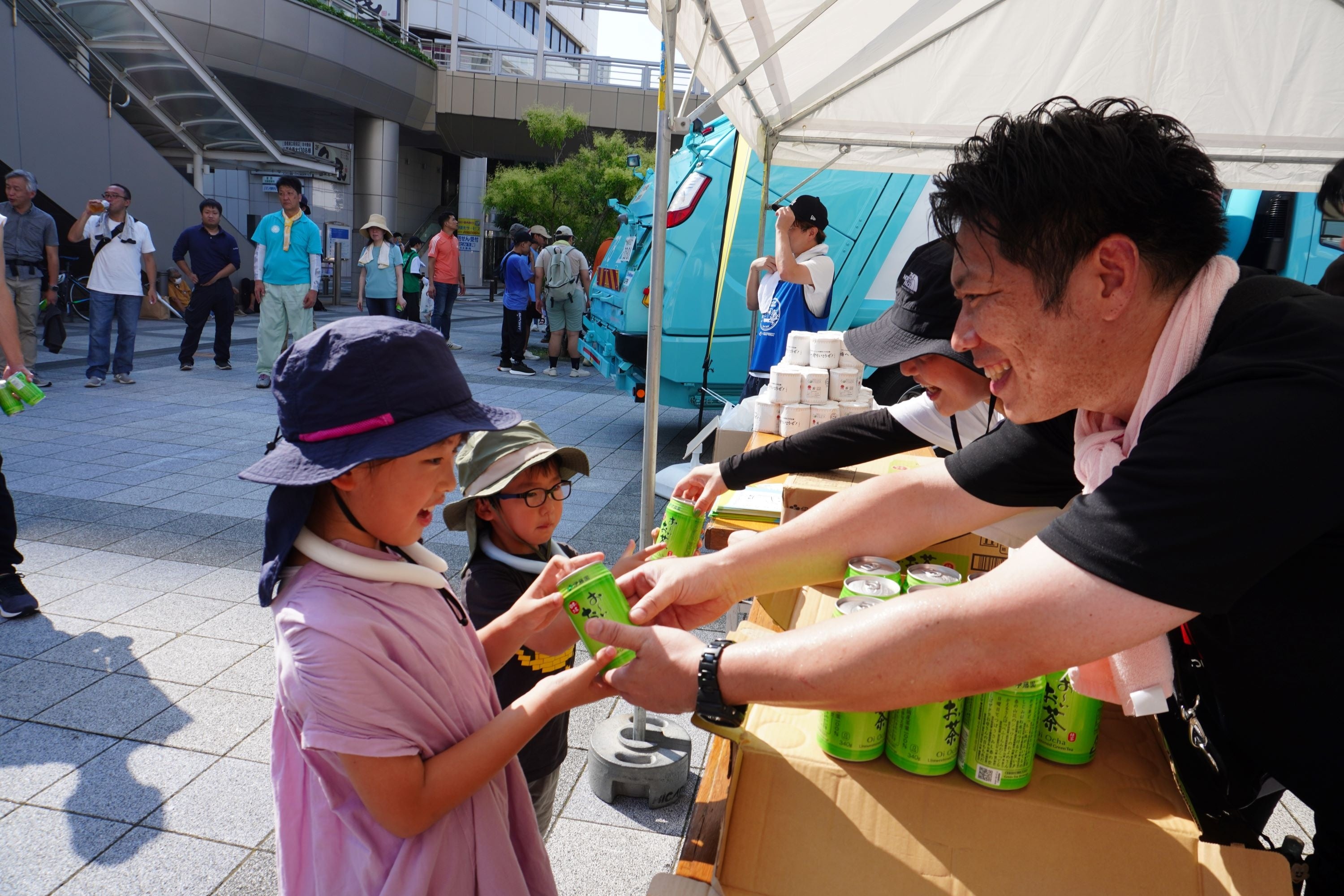 530運動の後、530運動環境協議会からお茶が差し入れられました