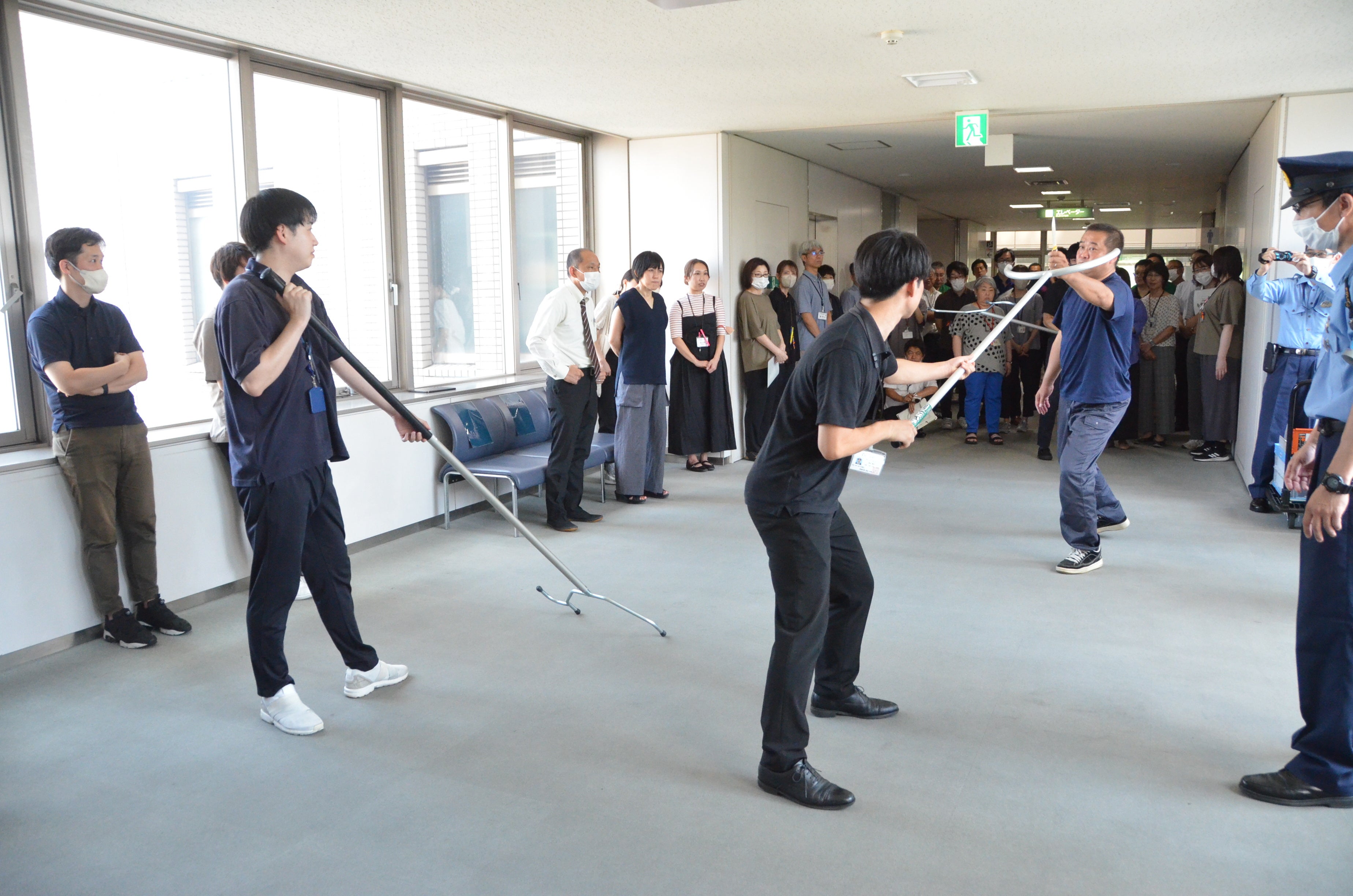 さすまたの訓練の様子