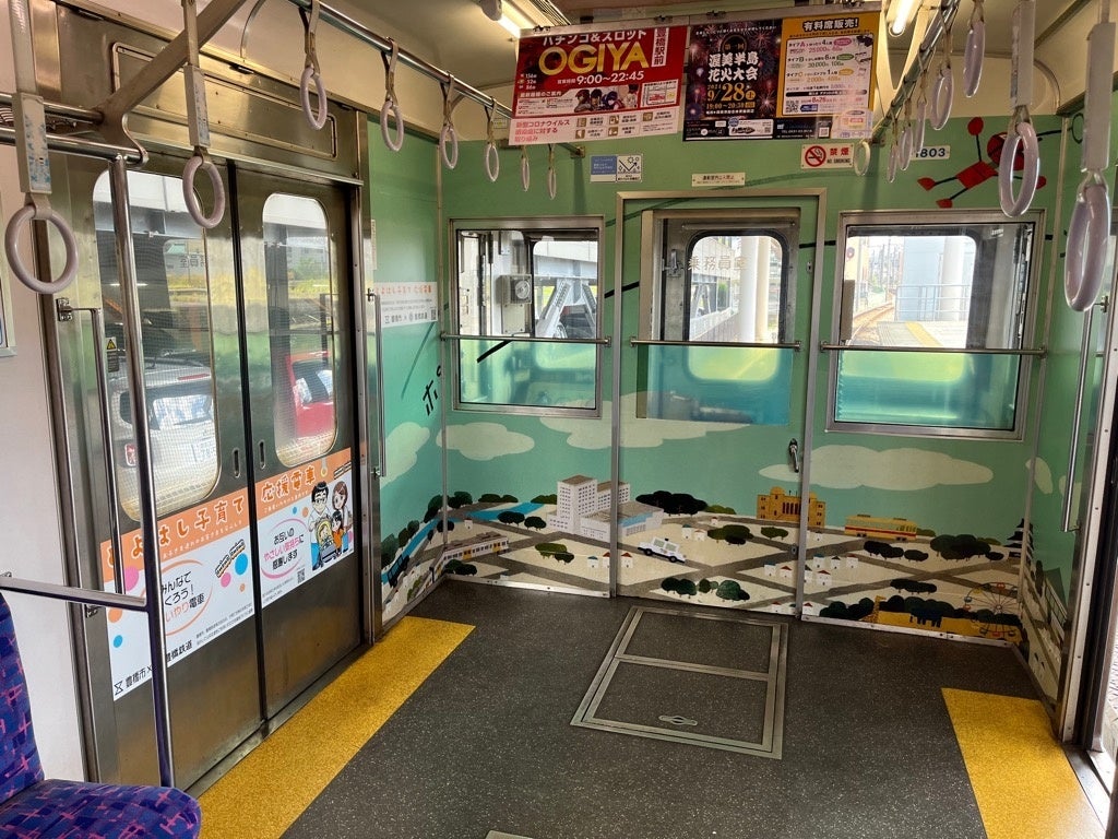 ラッピングされた渥美線車内