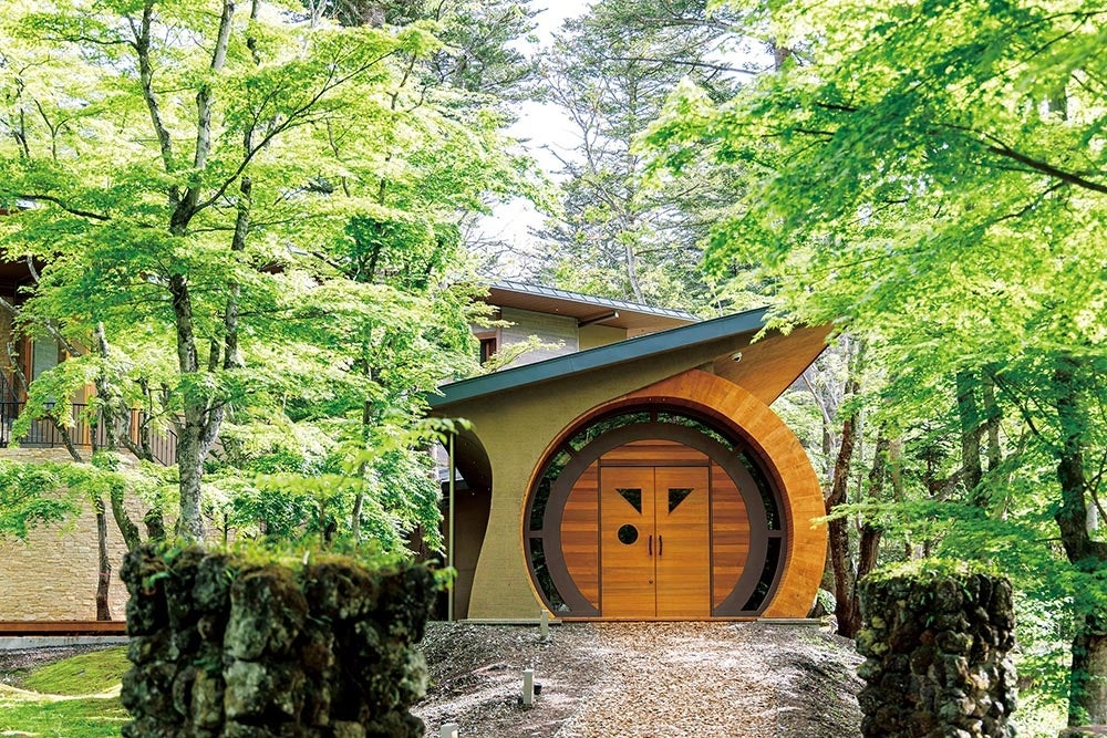 一度見たら忘れられない、大木のような玄関が目印。