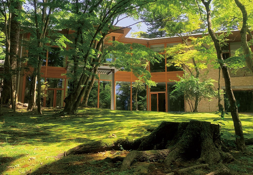 旧軽井沢の森の中に誕生しました。