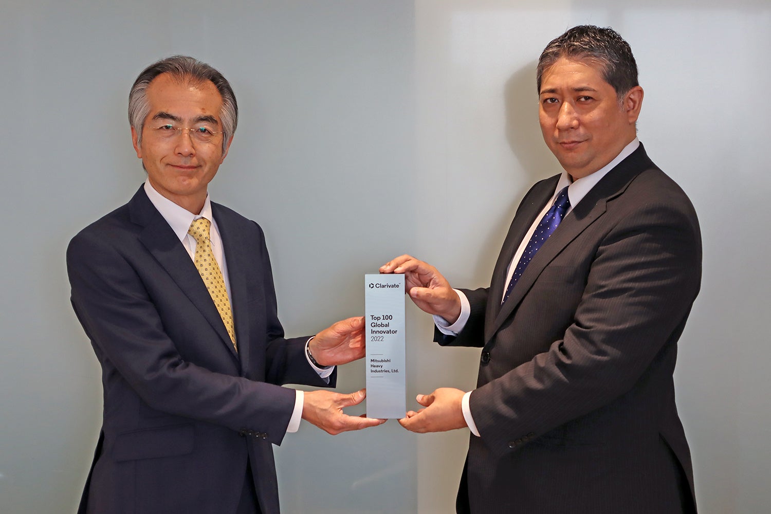 トロフィー授与式の様子  写真右：クラリベイト・アナリティクス・ジャパン株式会社　バイスプレジデント 小島崇嗣 様 写真左：当社 知的財産部長　森達也