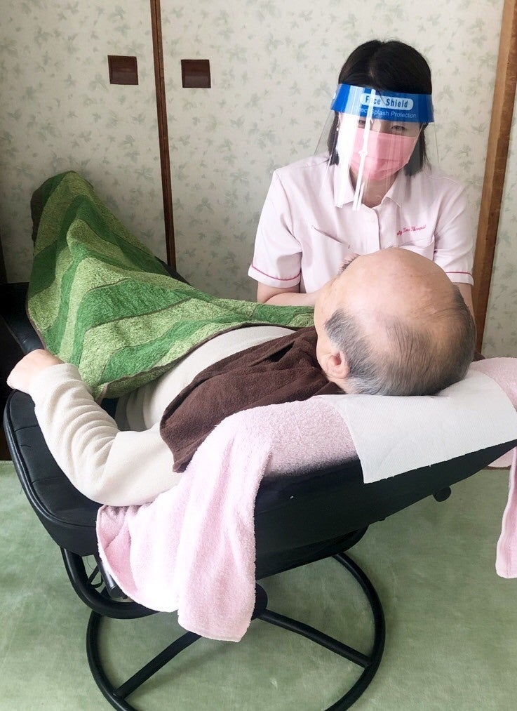 セラピーを行うインストラクター：芹田由紀子さん　右