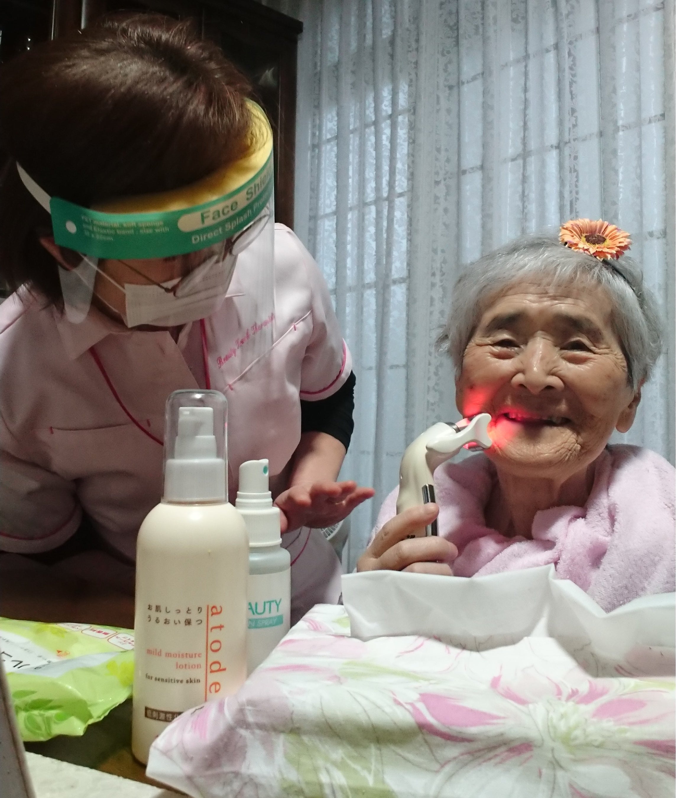 セラピーを行うインストラクター：中川原三枝子さん　左