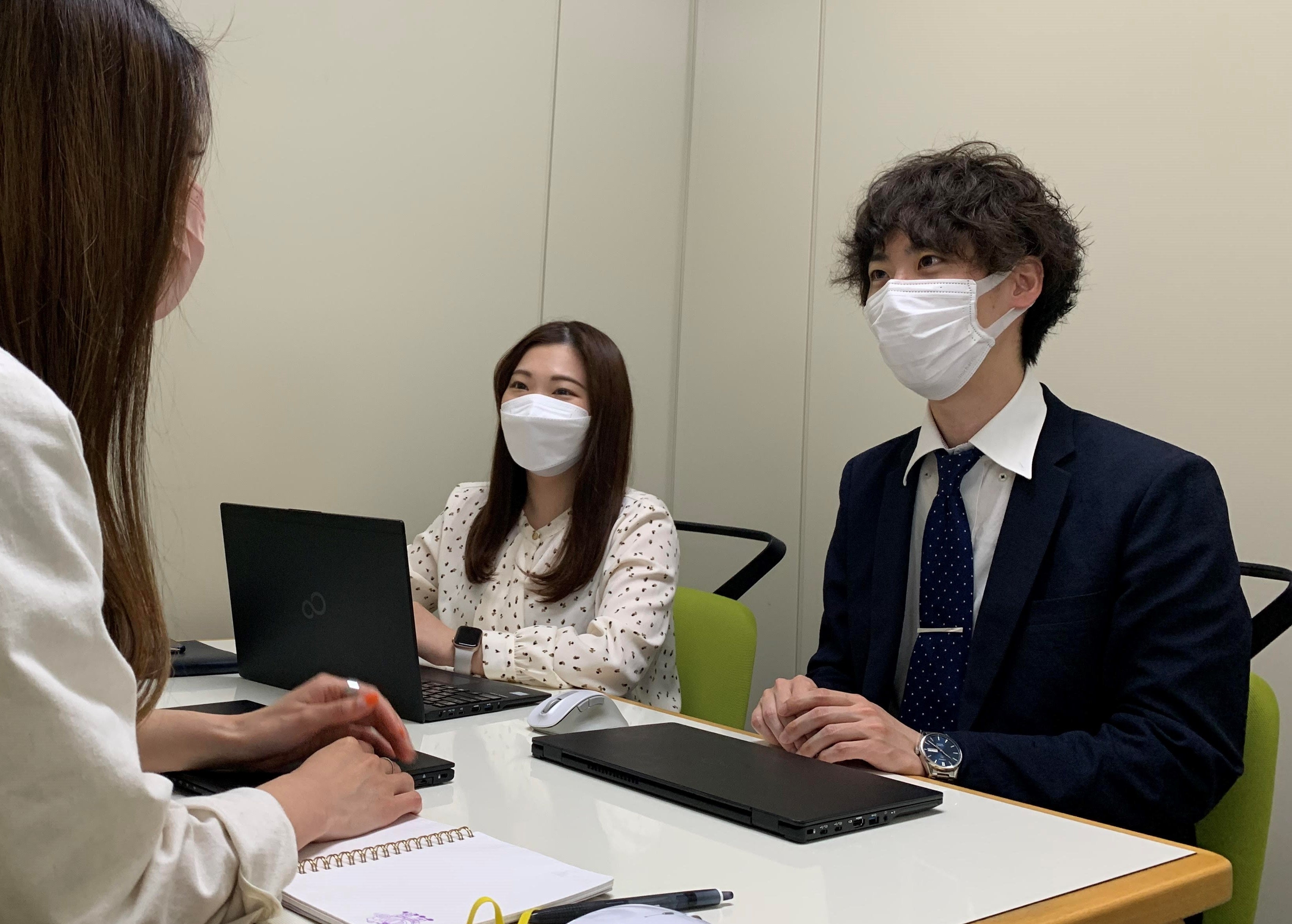 男性育休（１か月）取得社員　課長職　１児の父（右）