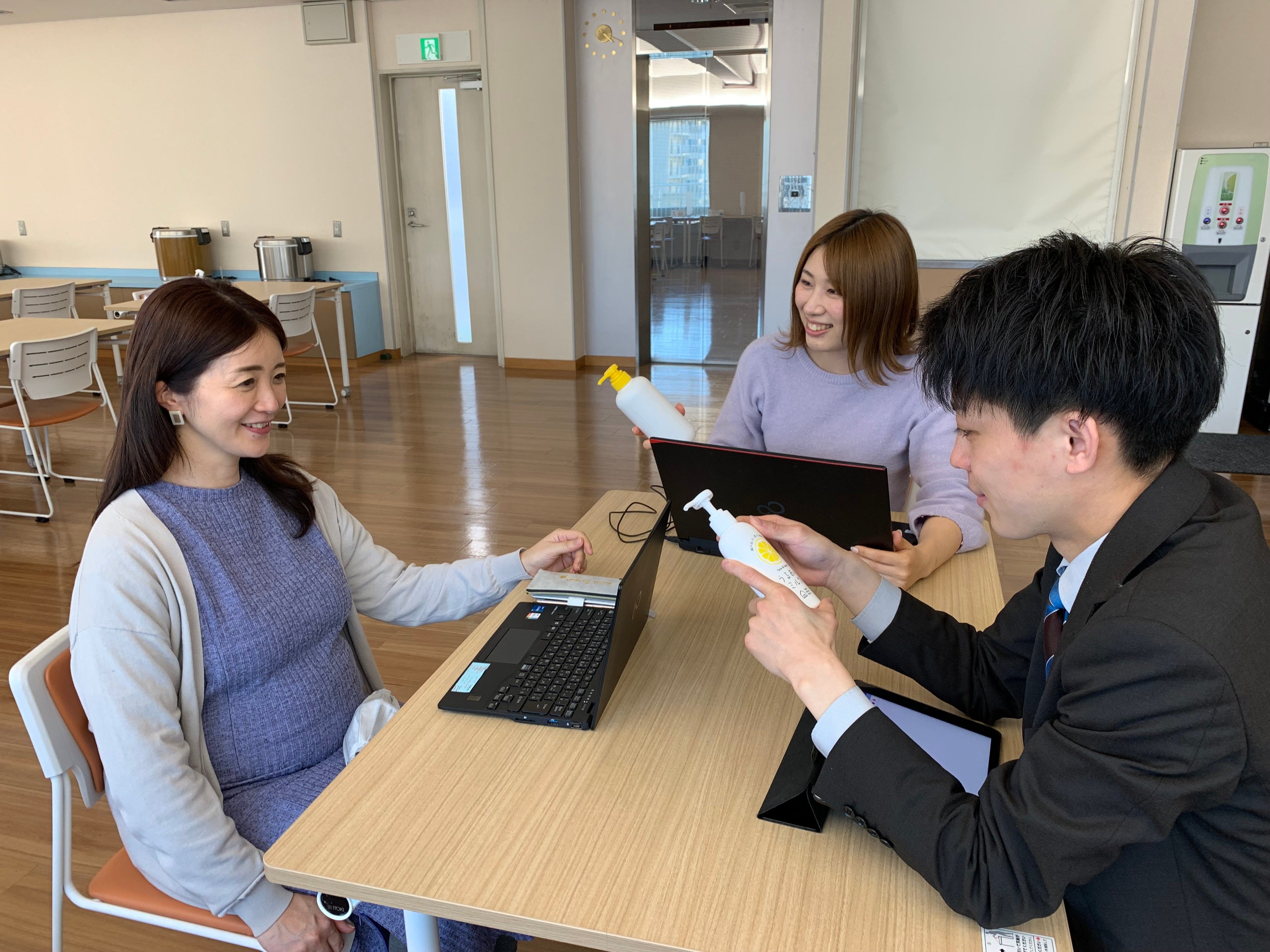 マーケティング部社員の打ち合わせ風景