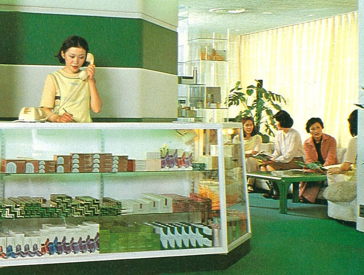 1974年「ナリス　スキンケアサロン」