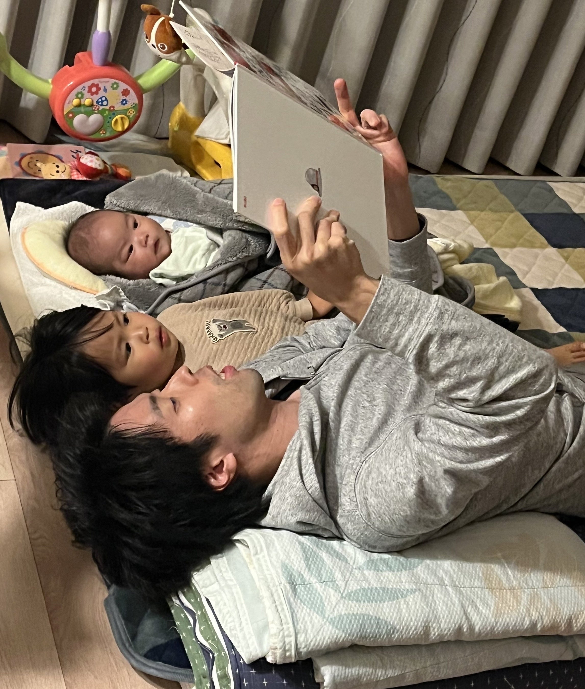 複数回夫婦で長期間、育休取得した男性社員の育児の様子