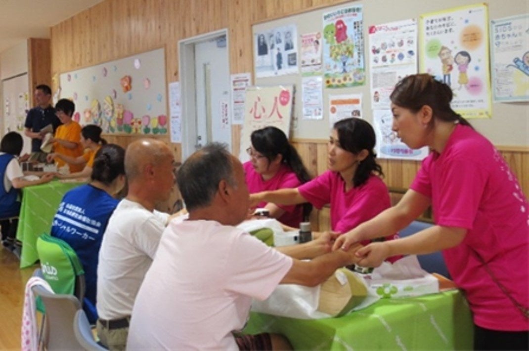 2016年　熊本県益城町でのハンドマッサージの様子