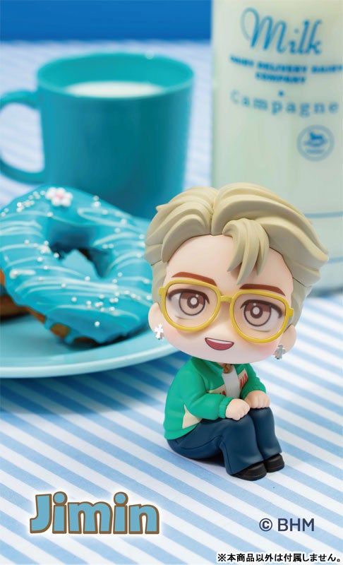 TinyTAN』が、Dynamiteの衣装を身にまとってフィギュアシリーズ「る