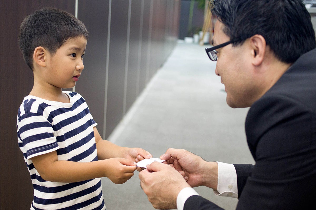 おとなを真似て名刺交換