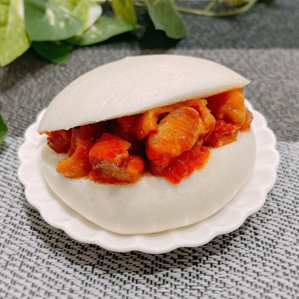 盛付例 焼きとり(ヤンニョム味)をサンド