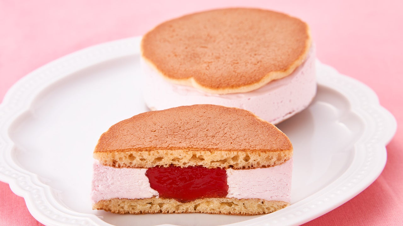 ローソンストア100の「クリームたっぷり生どら焼き(あまおう苺ソース)」税込み135円、3月29日発売