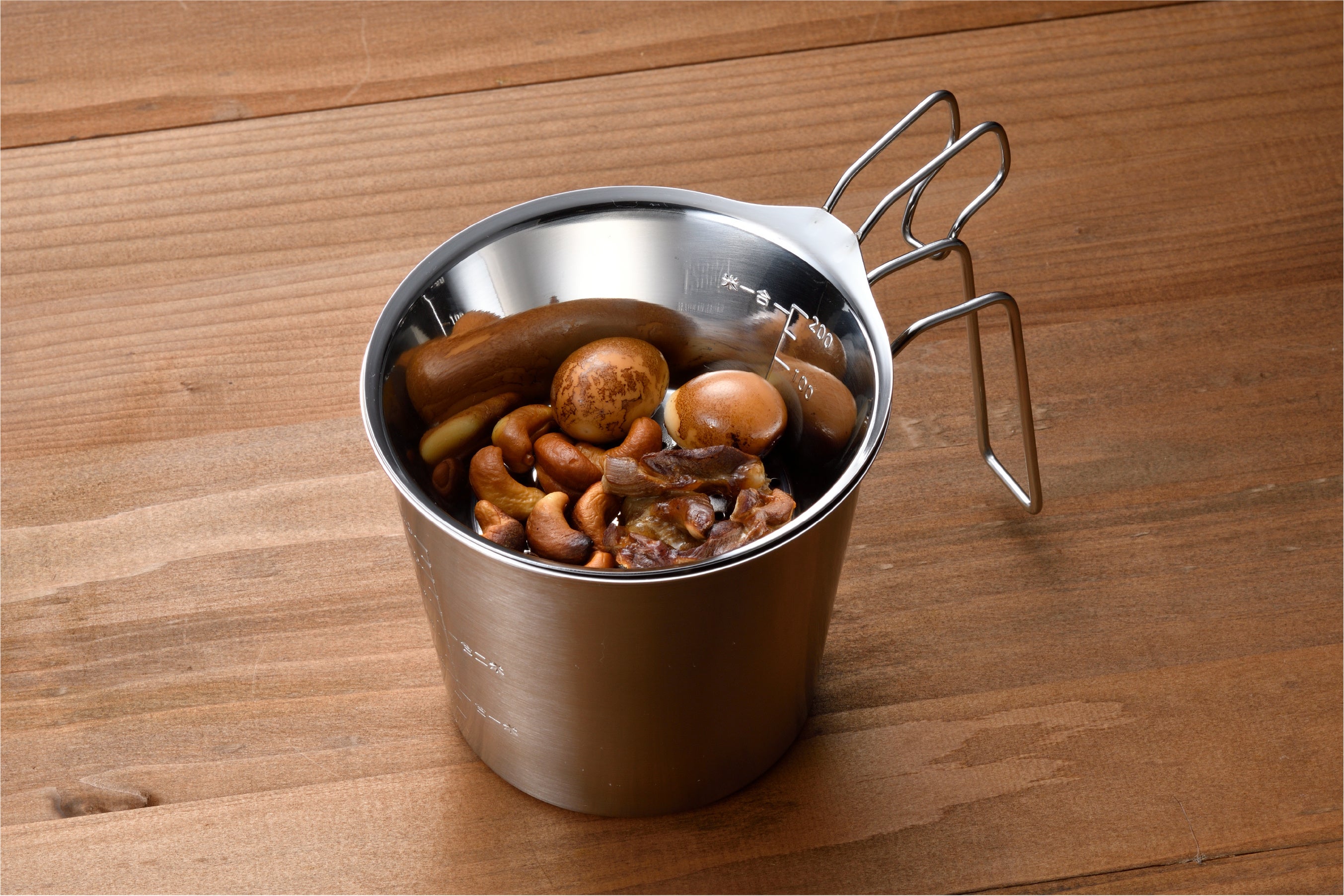 クッカーに水またはチップを入れ → ストレーナーを目皿にし → リッドで蓋をすれば蒸し料理または燻製の完成。