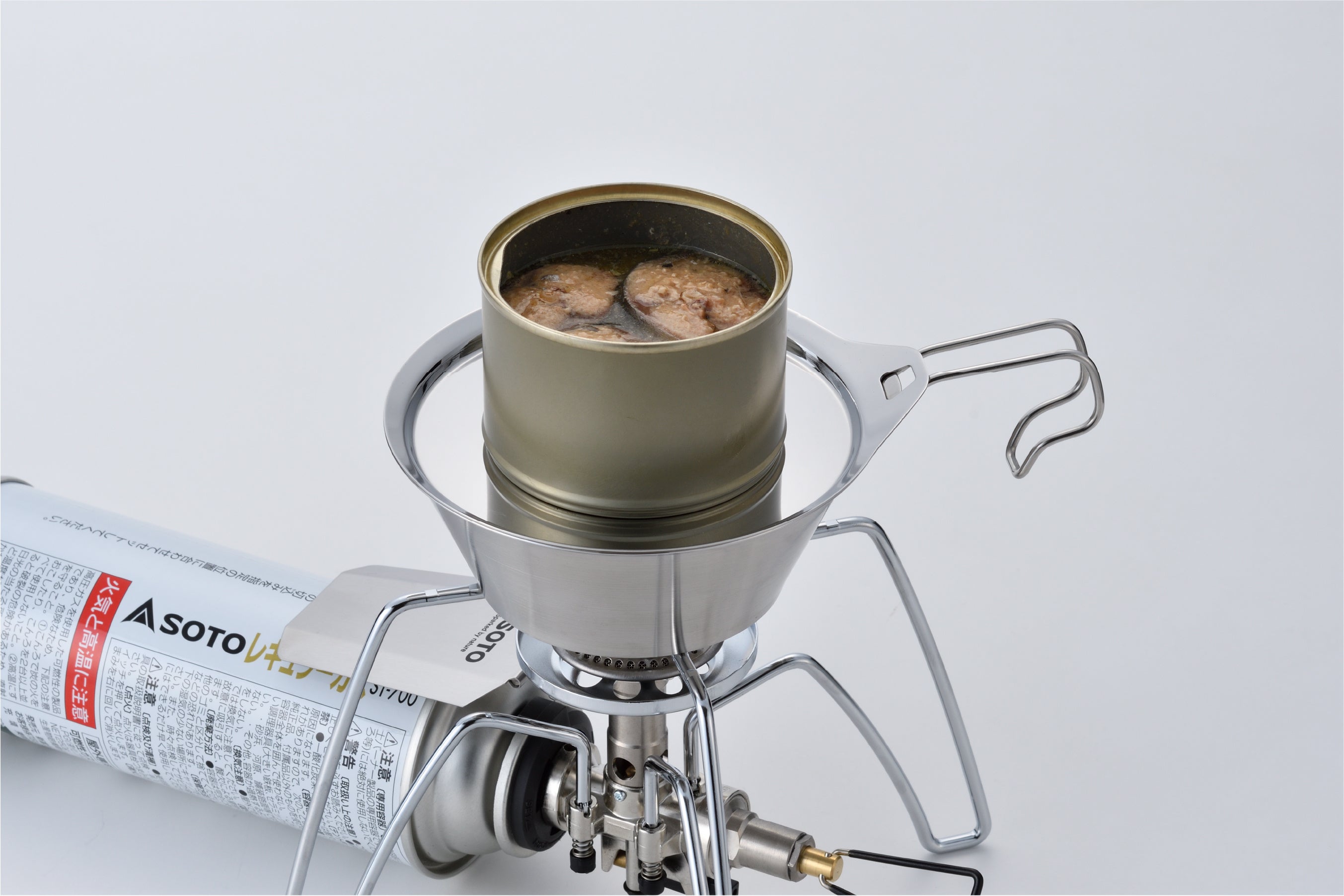 カップ＆クッカー＆ストレーナーと重なる蓋兼浅皿。蓋として活用しながら缶詰なども温められます。