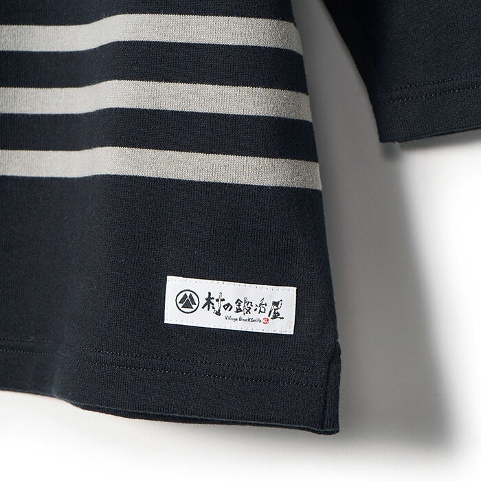 裾部分には村の鍛冶屋オリジナルロゴ付き！