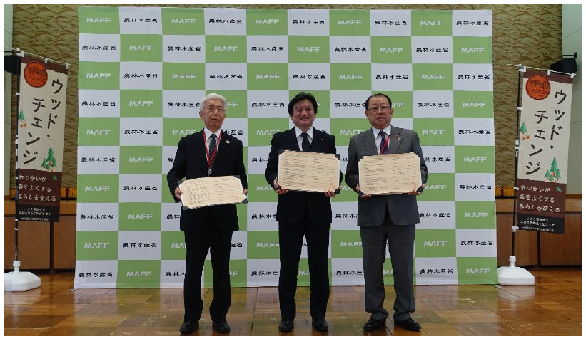 写真左：ウイング 代表取締役社長 倉田 俊行、写真右：野村不動産ホールディングス 代表取締役社長 グループCEO 沓掛 英二、 写真中：農林水産省 農林水産副大臣 武部 新様