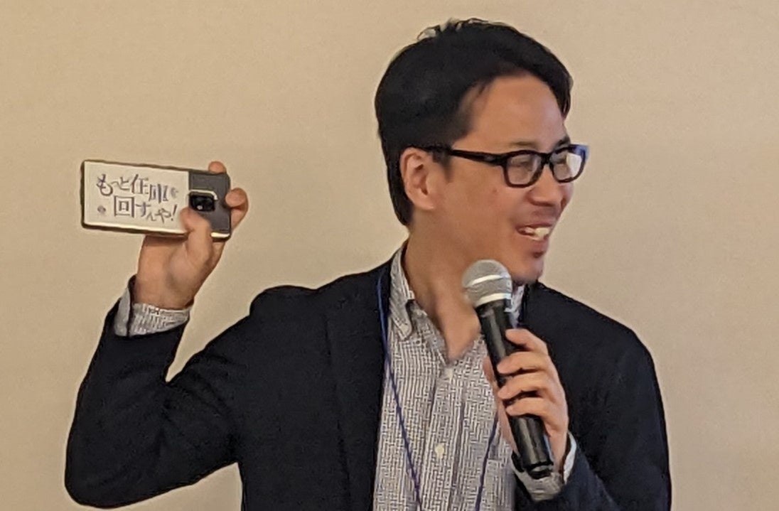 フルカイテンのステッカーをご自身のスマートフォンケースに入れている佐藤様