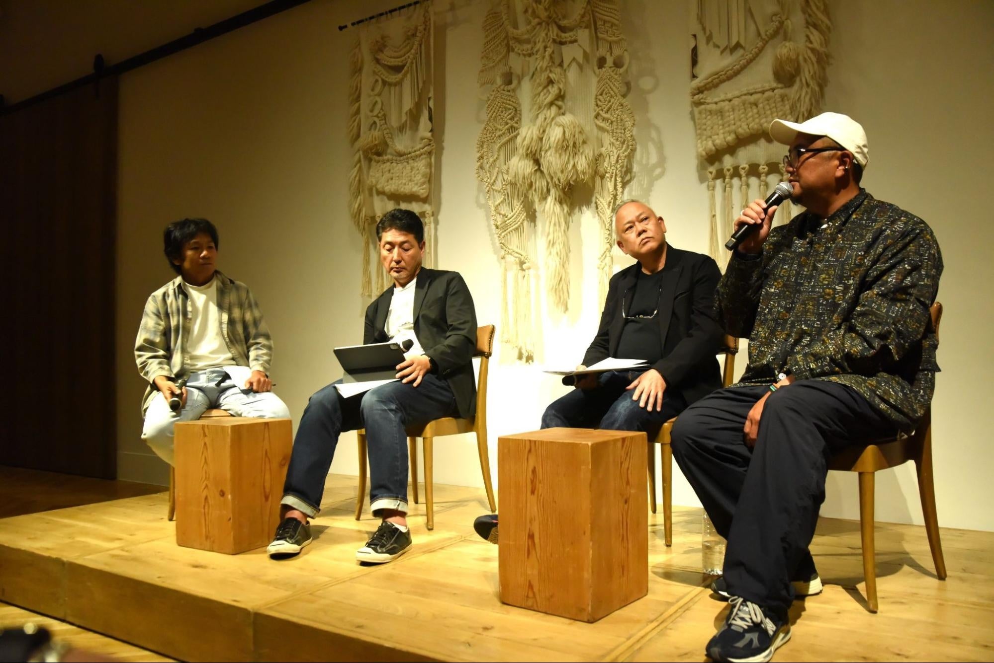 写真左から、弊社代表・瀬川（モデレーター）、中嶋氏（株式会社ジュン）、山ノ内氏（株式会社パルグループホールディングス）、齊藤氏（株式会社アーバンリサーチ）