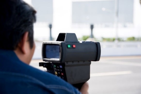 レーザーまたは LIDAR 速度銃は、赤外線レーザーとフォトダイオードを使用して車両の速度を決定します。