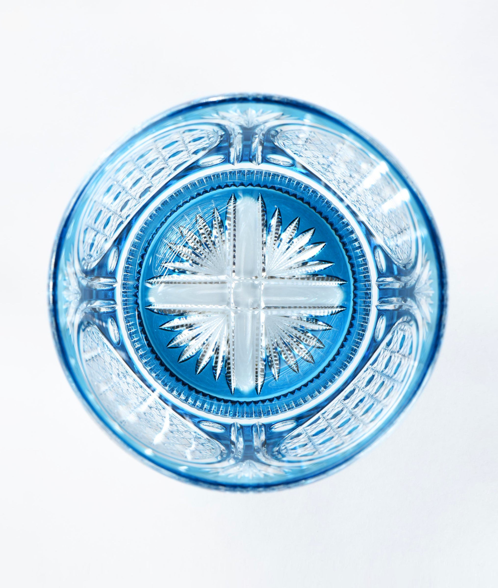 底面には銀座四丁目の交差点をイメージした十文字が刻まれ、交差点から生まれる一人ひとりの物語をイメージした笹の葉カットが伸びています。