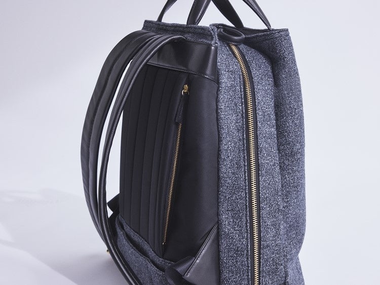 肩への負担を軽減するクッション入りのストラップ　　　　　　　　　　　　　　©YOSHIYUKI NAGATAMO