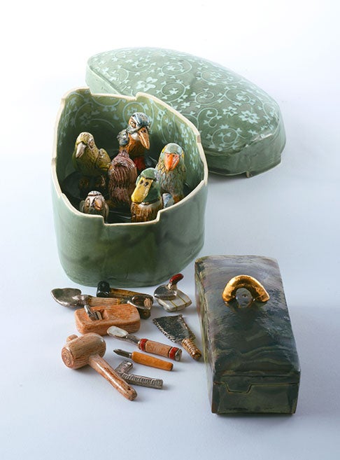 (上)織部釉匣 緑の中に鳥たちの楽園を見い出し (11.1×19.5×高さ9.3㎝) (下)織部釉小匣 昔ながらの大工道具の箱には (5.7×13.2×高さ6.3㎝)