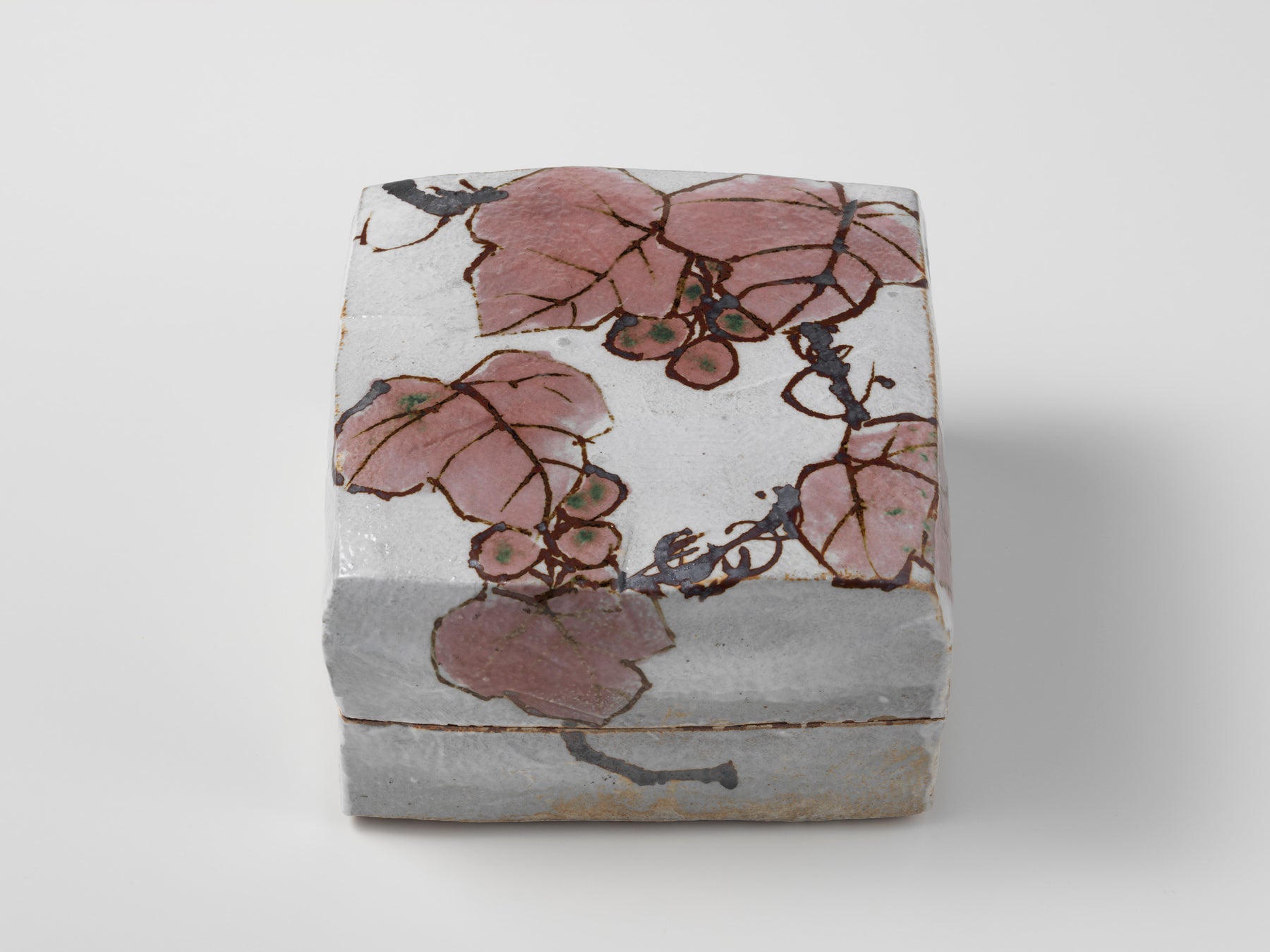 葡萄文陶匣(20×20×高さ12cm)