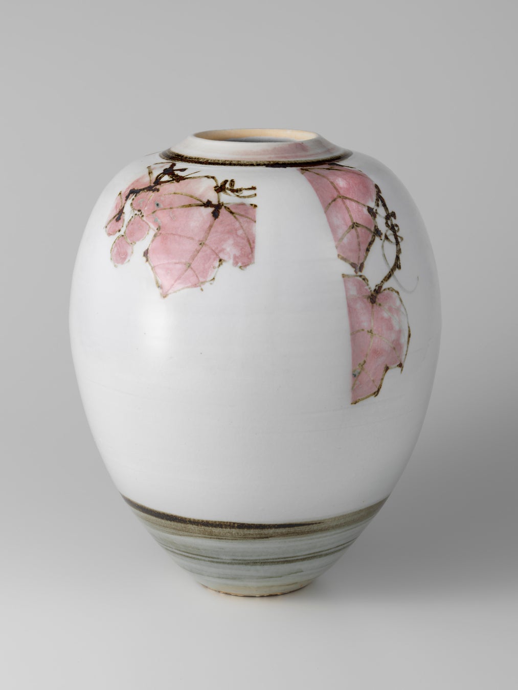 鉄絵銅彩葡萄文壺(23.5×23.5×高さ30cm)