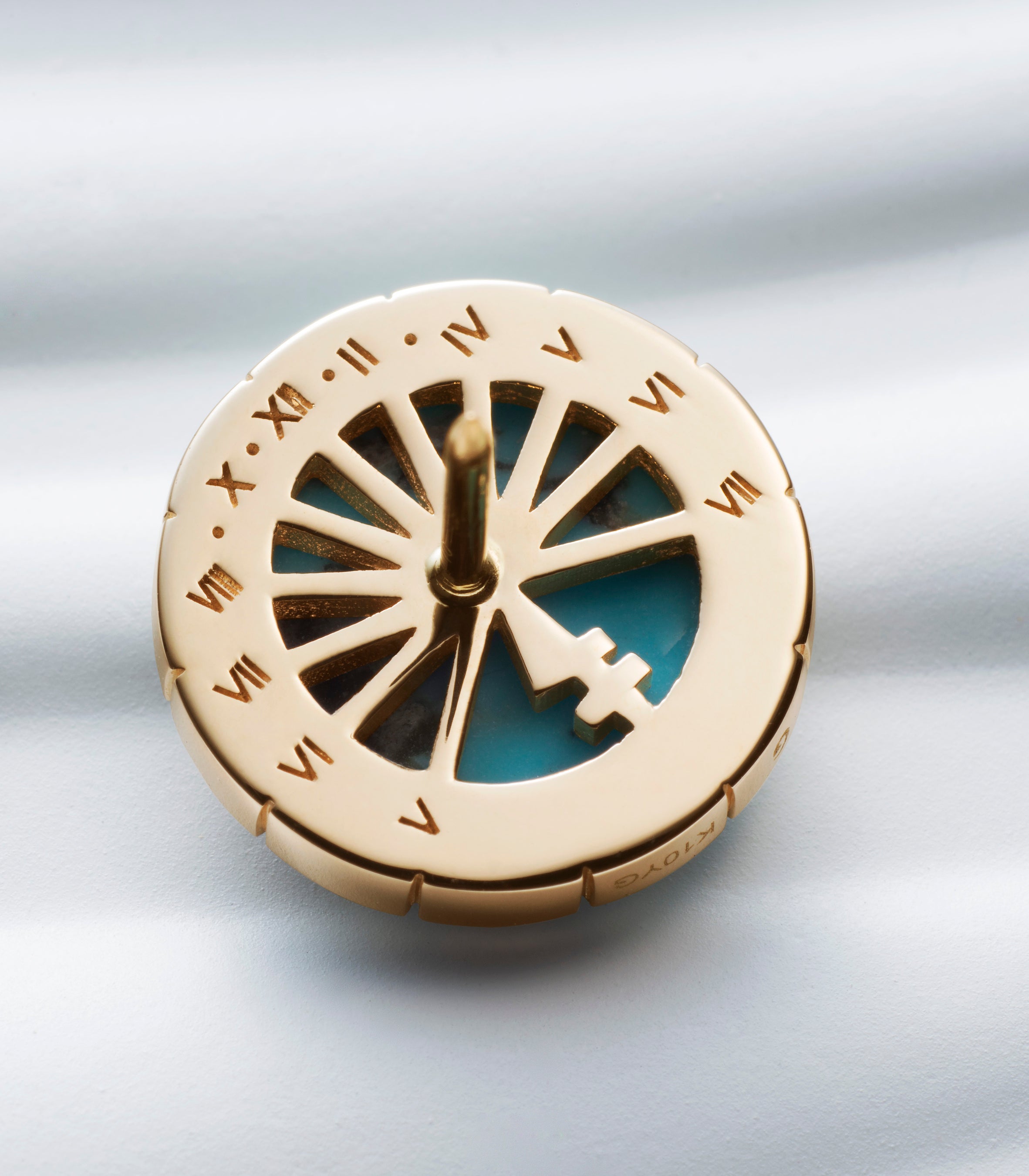 日時計をイメージした裏面