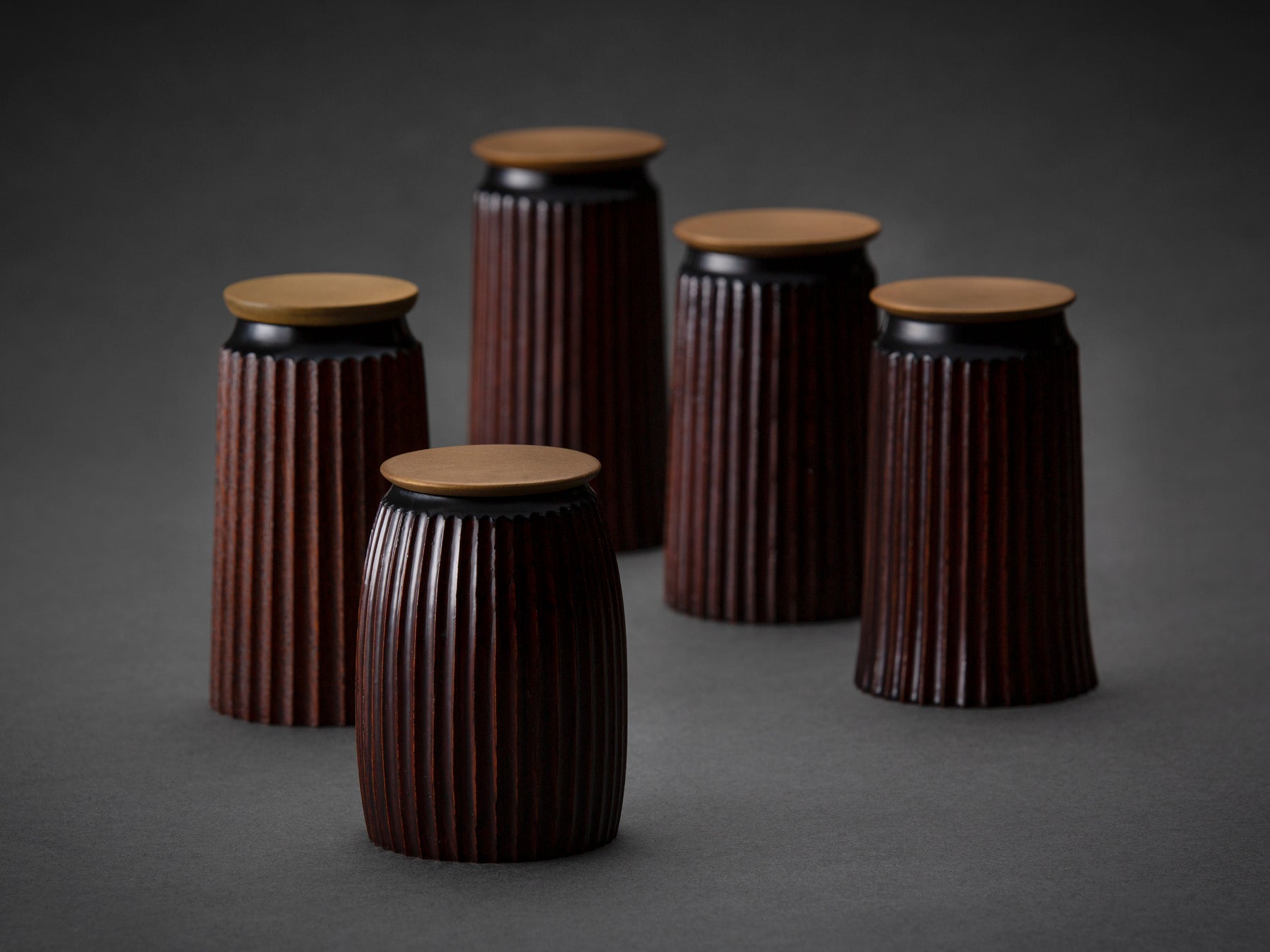 紅溜線刻細茶器(手前から時計回りに:径5.8×高さ8.1㎝、径5.3×高さ9.7㎝、径5.6×高さ9.2㎝、径5.4×高さ9.3㎝、径5.6×高さ10.1㎝)