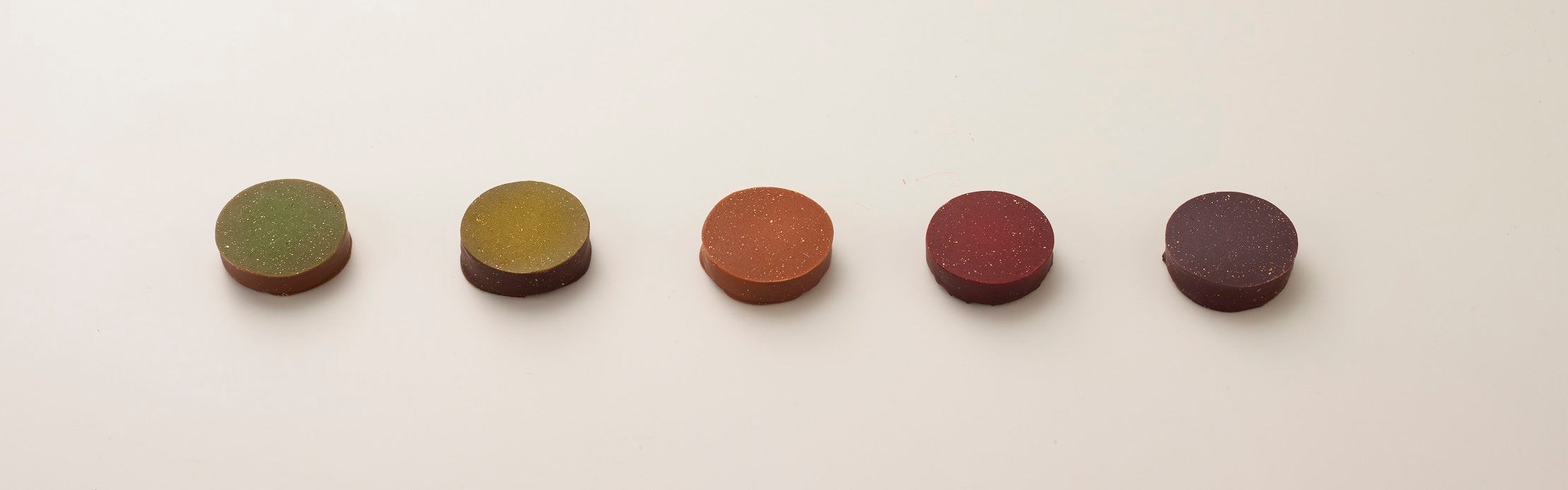 左から／プラリネ ライム、カフェ バナーヌ、アプリコ アマンド、マンゴー ピンクペッパー、カシス オランジュ