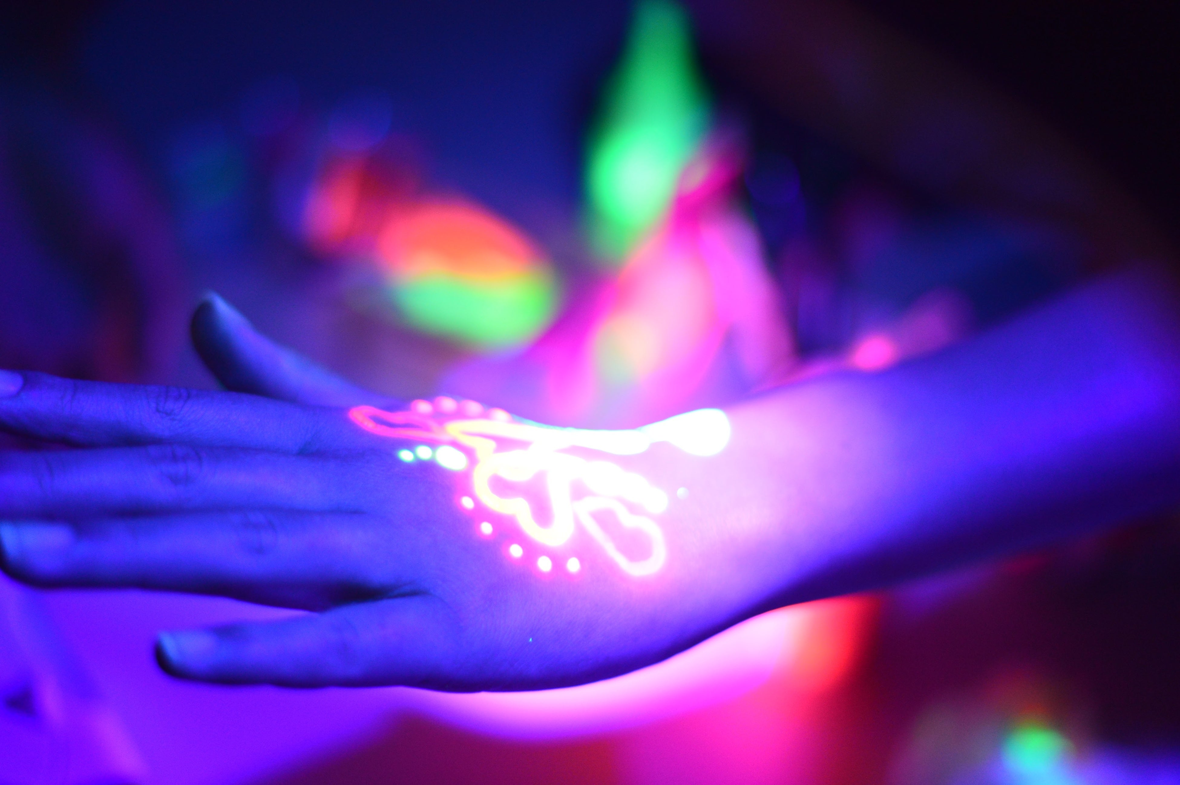 ブラックライトに反応します