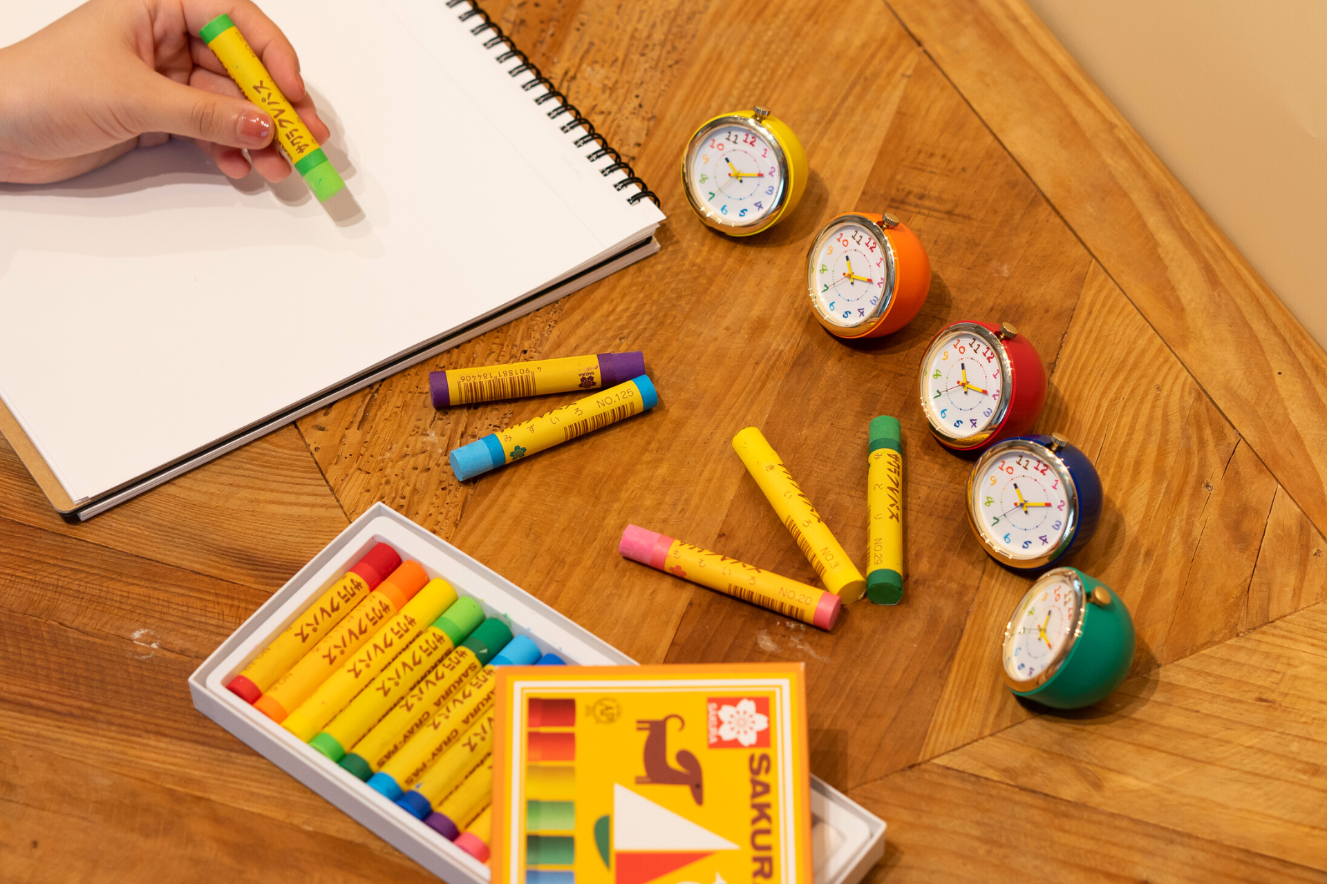 手の平サイズの”クレパス柄プチくろっく”が新登場！ | 株式会社