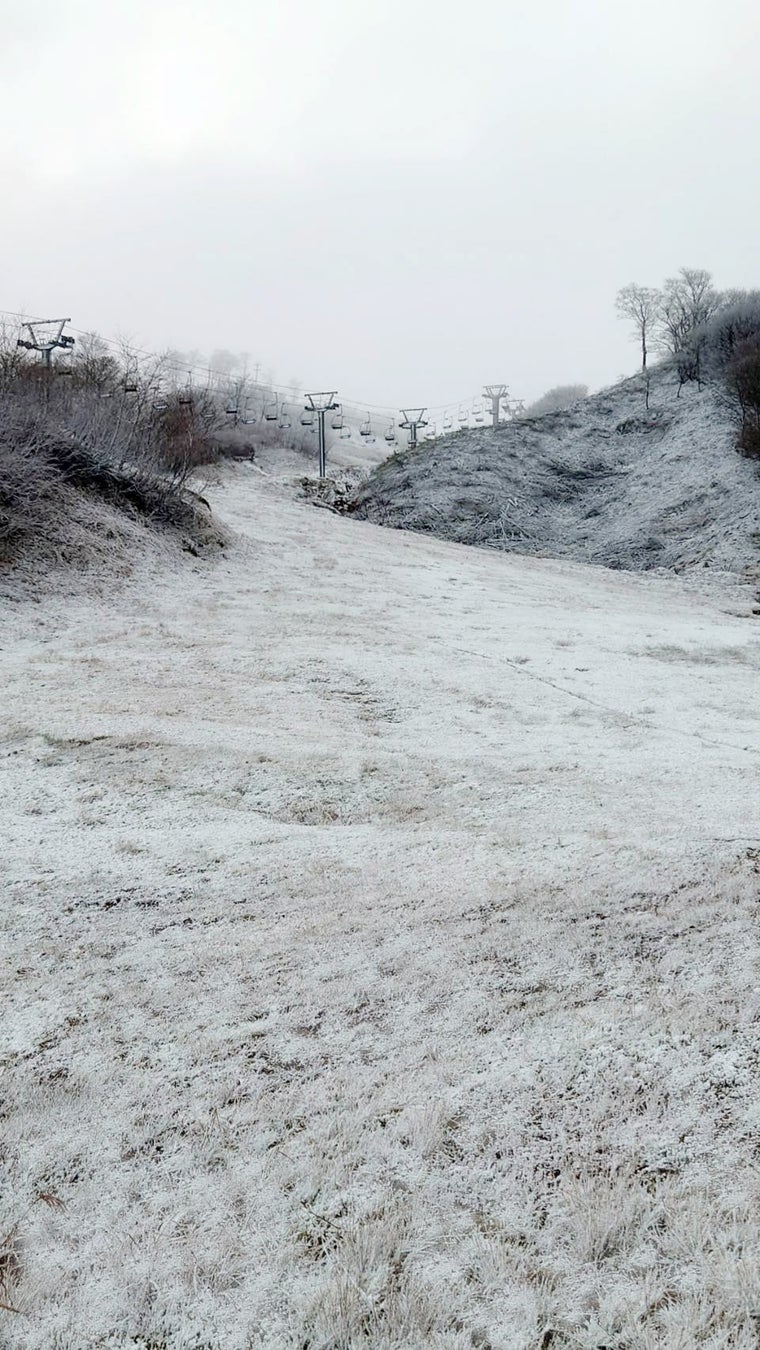 標高１０００m以上のスキー場のゲレンデが「雪化粧」