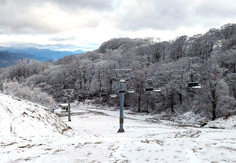 グランスノー奥伊吹「初冠雪」！！標高1000m以上のスキー場