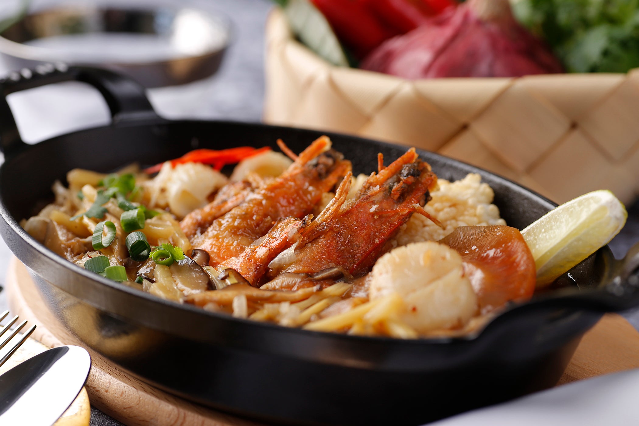 ＜横浜店限定＞フカヒレと魚介のOrientalおこげ 2,800円(税込)